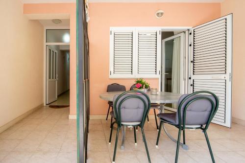 a dining room with a table and chairs at Villa Alesa Steva in Tučepi