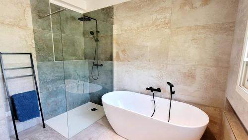 Ένα μπάνιο στο VILLA LES OLIVIERS, piscine chauffée XXL, jardin de 2500m2, ping pong, proche plage et lac