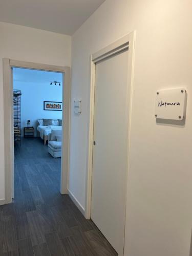 a room with a door to a living room at DESTINO Airport in Macchie