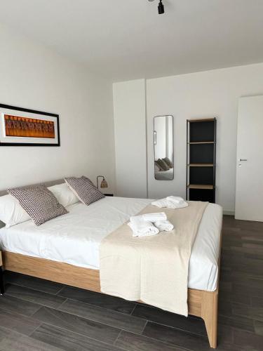 a bedroom with a large bed with towels on it at DESTINO Airport in Macchie