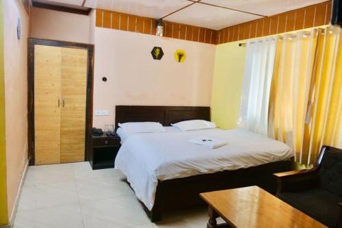 Una cama o camas en una habitación de Sukoon Lake Stays