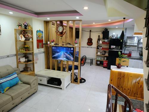 Kuchyň nebo kuchyňský kout v ubytování NHÀ NGUYÊN CĂN DŨNG VINH HOMESTAY VŨNG TÀU