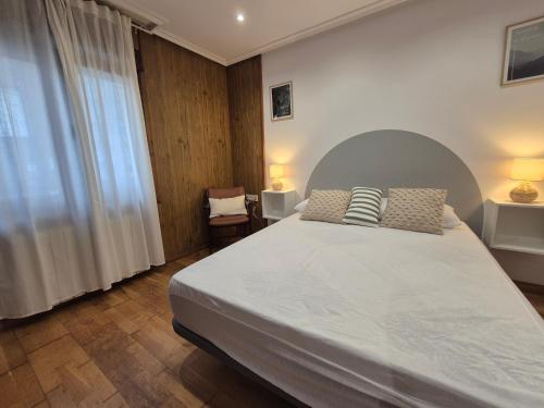 Postel nebo postele na pokoji v ubytování 22A04 Casa Azul del corral de abaju en Arriondas