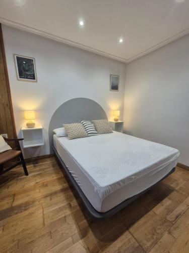 Postel nebo postele na pokoji v ubytování 22A04 Casa Azul del corral de abaju en Arriondas