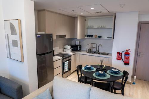 luxurious apartment 1BR Stay steps to Ferrari & Warner Bros Yas Mallにあるキッチンまたは簡易キッチン