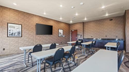 TV a/nebo společenská místnost v ubytování Cobblestone Hotel & Suites - Foley
