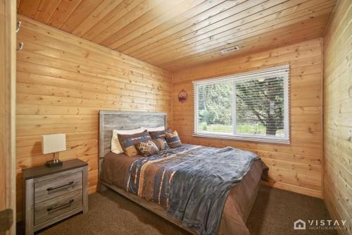 une chambre avec un lit dans une cabane en rondins dans l'établissement Stunning Log Cabin Close to Panguitch Lake, à Panguitch