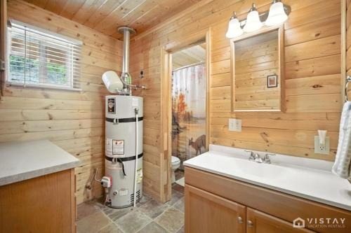 La cuisine est équipée d'un réfrigérateur et d'un évier. dans l'établissement Stunning Log Cabin Close to Panguitch Lake, à Panguitch