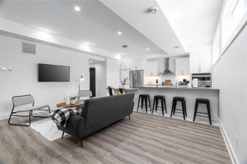 a living room with a couch and a kitchen at RentX Cozy Downtown London Parking WiFi in London