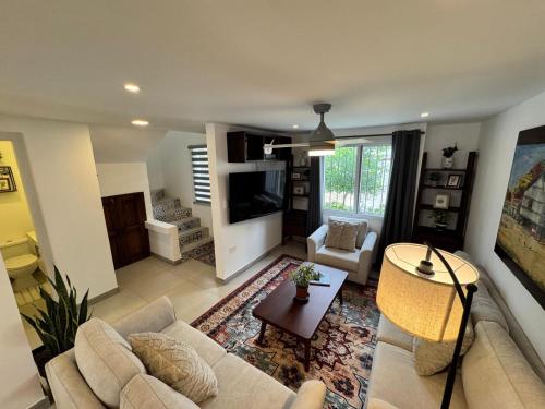 a living room with a couch and a table at Casa familiar para estrenar! 10 mins de la playa in Manta