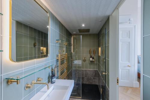 un baño con lavabo y ducha en Luxury West End flat with stunning bay window views, en Edimburgo
