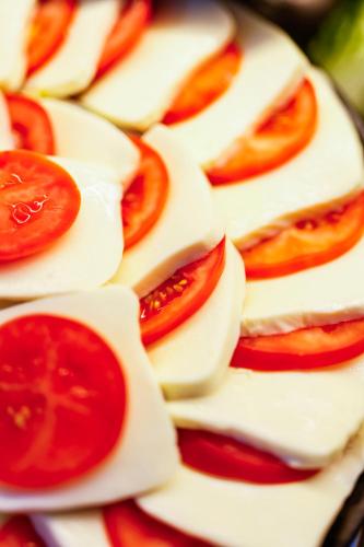 ein Haufen geschnittener Tomaten auf einem Teller in der Unterkunft Sleephotels 1970s in Hamburg