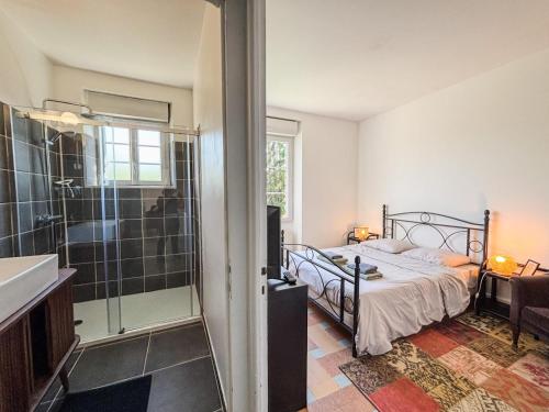 - une chambre avec une douche, un lit et une salle de bains dans l'établissement Le bonheur est dans le perche, à Saint-Jouin-de-Blavou