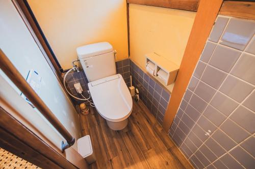 a small bathroom with a toilet in a room at サウナとアートの宿 瀬戸内一棟貸切 Sei-Jima Retreat in Sakaide