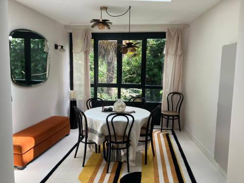 une salle à manger avec une table et des chaises dans l'établissement Ancien et chic Vannes centre, à Vannes