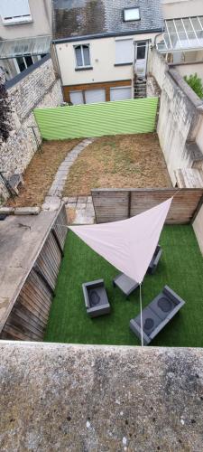 an overhead view of a patio with an umbrella at Maison avec jardin et garage in Châteauroux