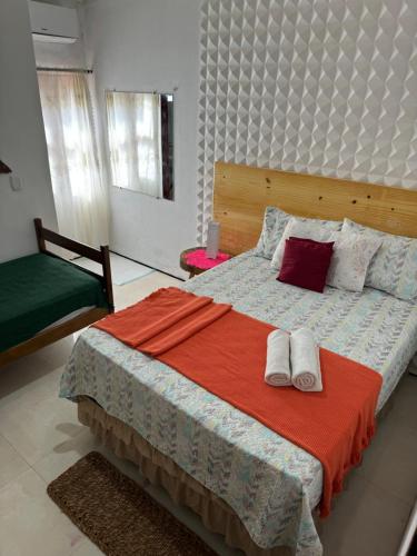 ジェリコアコアラにあるPousada Delicias da vilaのベッドルーム1室(大型ベッド1台、枕2つ付)