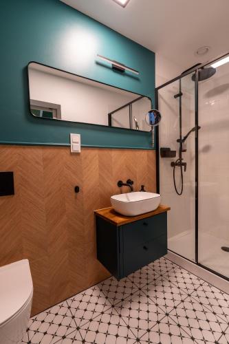 a bathroom with a sink and a mirror at Winnica Kosmos in Lubcza
