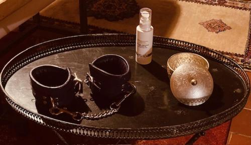 einen Tisch mit zwei Tassen und einer Flasche darauf. in der Unterkunft LoveRoom Adults-Only in Maillezais