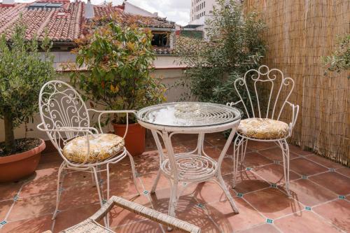 a patio with two chairs and a table and two chairs at Hotel du Temps Madrid in Madrid