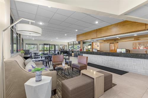 a restaurant with a bar with chairs and tables at Best Western Alpenglo Lodge in Winter Park