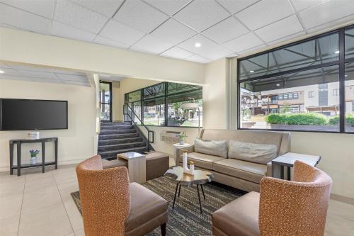 a living room with a couch and a tv at Best Western Alpenglo Lodge in Winter Park