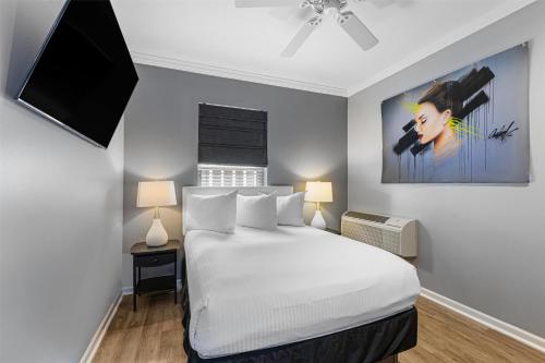 a bedroom with a white bed and a tv at Hotel Chicago West Loop, SureStay Collection by Best Western in Chicago