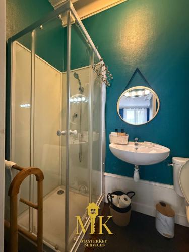 Ένα μπάνιο στο Studio Cosy & Élégant Quartier de la Rochelle