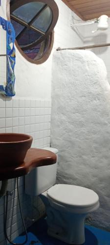 a bathroom with a toilet and a sink at Pousada Cavallitos d'Amar in Ilha de Boipeba