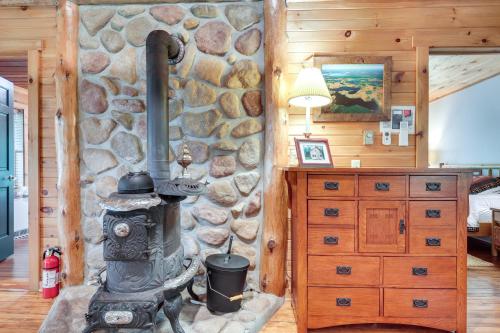 Fotografie z fotogalerie ubytování Dog-Friendly Park Falls Cottage with 5 Acres and Lake v destinaci Park Falls