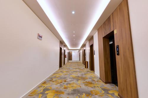a hallway in a hotel with a carpeted corridor at شقق منازل بلقيس للشقق المخدومة الآثير in Hail