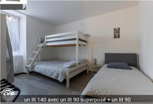 ein Schlafzimmer mit einem Etagenbett neben einem Bett sidx sidx sidx sidx in der Unterkunft Vacances en famille 4 étoiles à 30min des pistes de Ski Mont Dore Sancy in Messeix