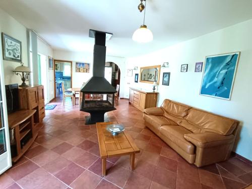 un salon avec un canapé et une cheminée dans l'établissement Casa di Ghjulia, à Patrimonio