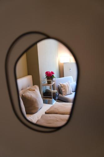 a mirror reflection of a bedroom with two beds at Stadt-Refugium mit Terrasse in Würzburg