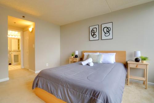 アーリントンにあるBeautiful & Apt W Pool Access All-Yearの部屋の中に大きなベッドがある寝室