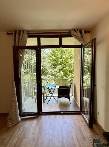 Cette chambre dispose d'une porte coulissante en verre donnant sur une terrasse. dans l'établissement Big Apartement 20 min from beach, à Nice