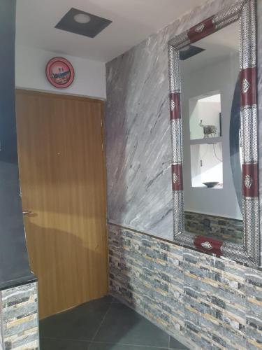 Agadir nʼ Aït SaにあるJoli Appartement a Imi Ouaddarの鏡