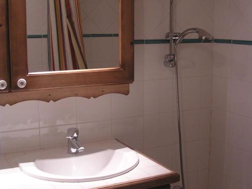une salle de bain avec un lavabo et une douche dans l'établissement Appartement cosy 7 pers, balcon, pied des pistes Morillon 1100 - FR-1-642-40, à Morillon