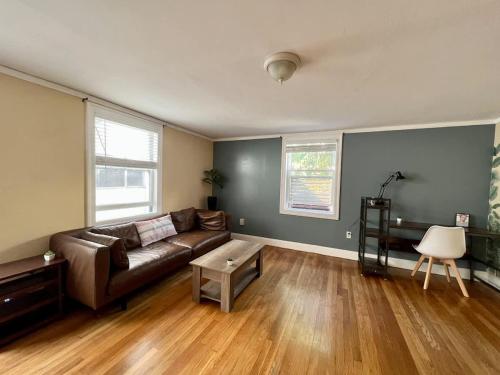Гостиная зона в Affordable & Furnished Comfy Oakland Apt