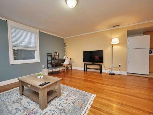 Телевизор и/или развлекательный центр в Affordable & Furnished Comfy Oakland Apt