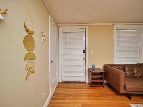 Гостиная зона в Affordable & Furnished Comfy Oakland Apt