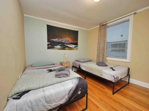 Кровать или кровати в номере Affordable & Furnished Comfy Oakland Apt