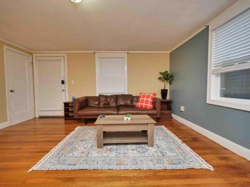 Гостиная зона в Affordable & Furnished Comfy Oakland Apt
