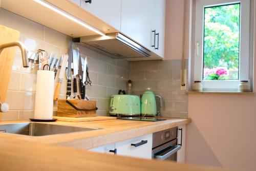 a kitchen with a sink and a counter top at Stadt-Refugium mit Terrasse in Würzburg