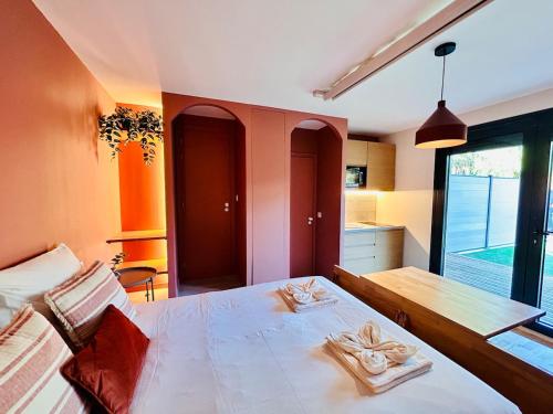 Un dormitorio con una cama con toallas. en Stylish Garden Escape- BBQ, Projector & Exclusive Parking, en Cagnes-sur-Mer