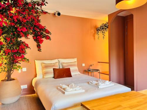 Un dormitorio con una cama con dos toallas encima. en Stylish Garden Escape- BBQ, Projector & Exclusive Parking, en Cagnes-sur-Mer