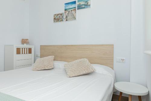 Playa de GandiaにあるLaraMar Solo Familias Apartamento vistas al marの枕が2つ置かれた白いベッド