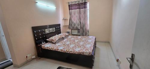a bedroom with a bed in a room at 2BHK kitchen wi-fi Vatika in Gurgaon