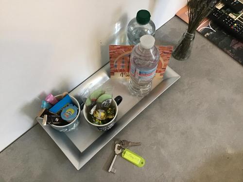 une bouteille d'eau assise au-dessus d'un comptoir dans l'établissement Chambre Cosy 3, à Montauban