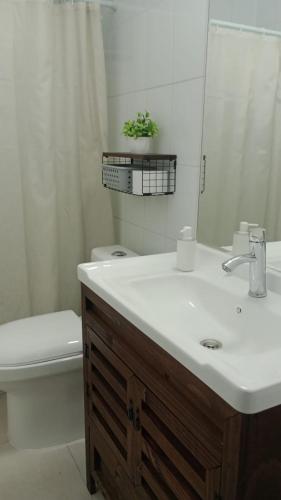 Ένα μπάνιο στο APARTAMENTO In HOUSE ALAMEDA